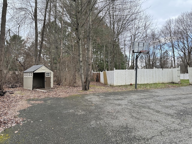 view of yard featuring a shed