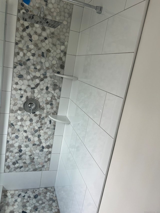 bathroom featuring a tile shower