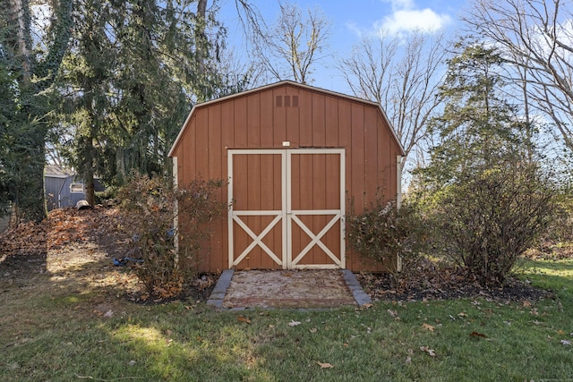 view of outdoor structure featuring a yard