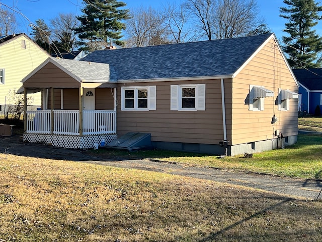 view of front facade with a porch and a front yard