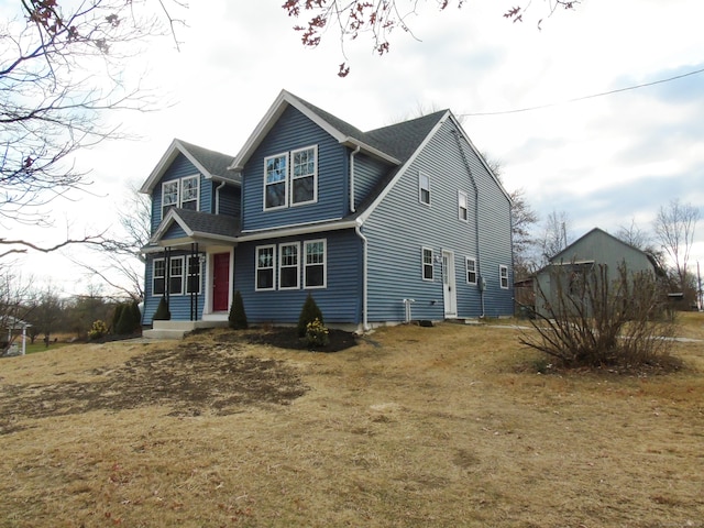 view of front of property featuring a front yard