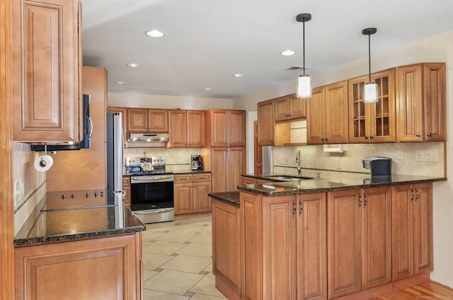 kitchen with kitchen peninsula, dark stone counters, stainless steel electric stove, sink, and hanging light fixtures