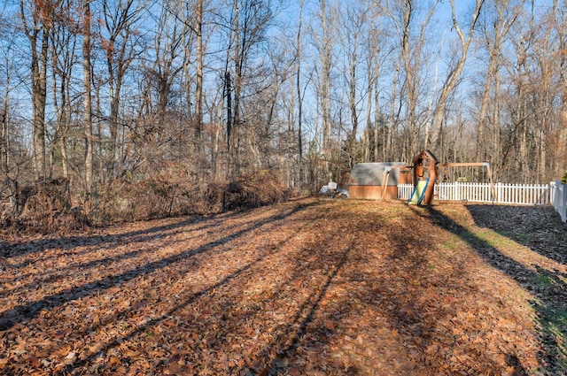 view of yard with an outbuilding