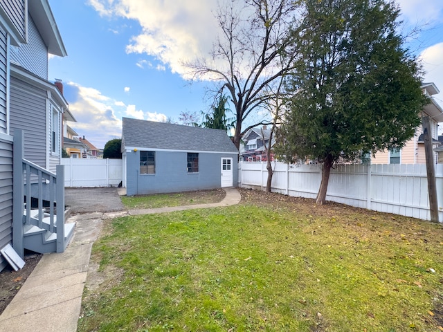 view of yard featuring an outdoor structure