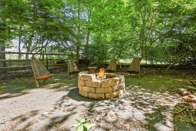 view of yard featuring an outdoor fire pit