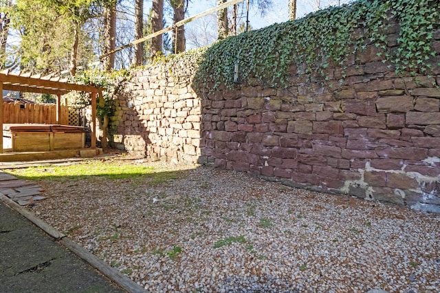 view of yard featuring a hot tub