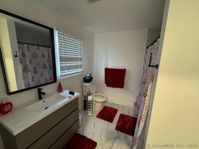 bathroom featuring a shower with curtain, vanity, and toilet