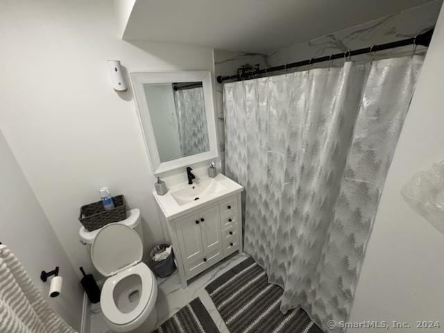 bathroom with a shower with shower curtain, vanity, and toilet