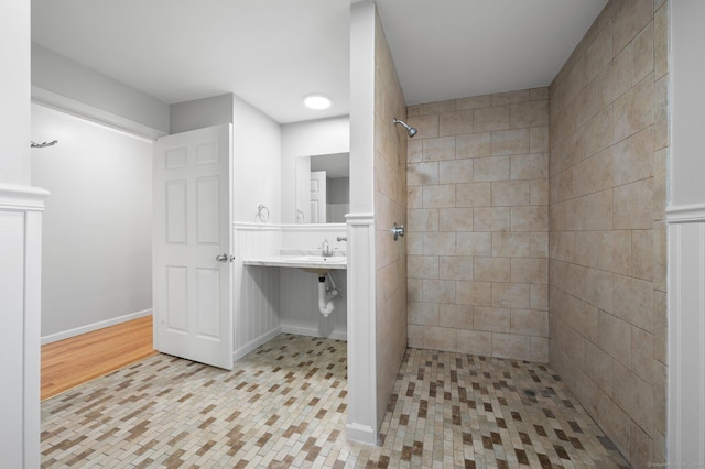 bathroom featuring hardwood / wood-style floors and tiled shower