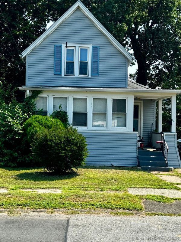 bungalow featuring a front yard