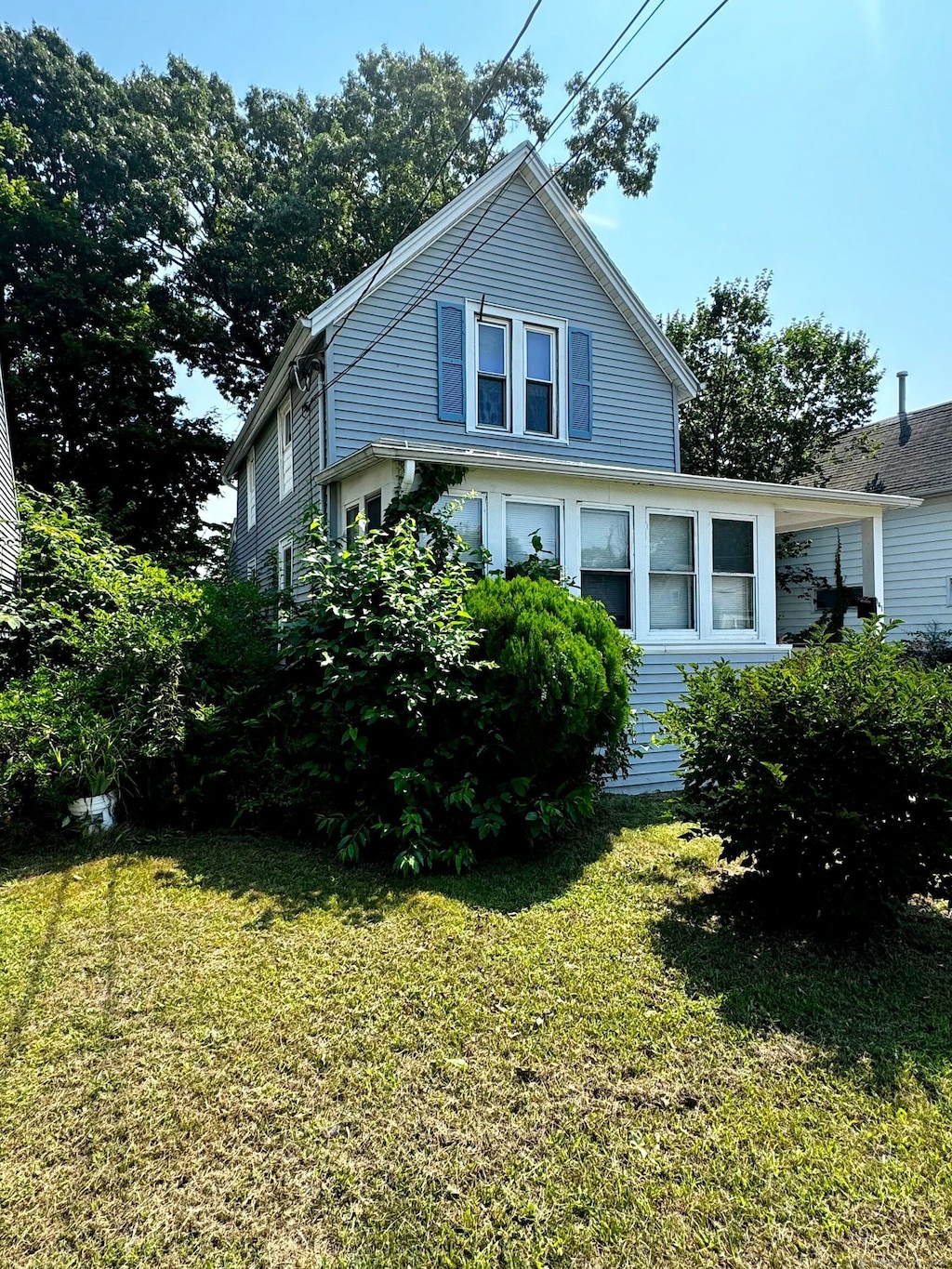 view of side of property featuring a yard