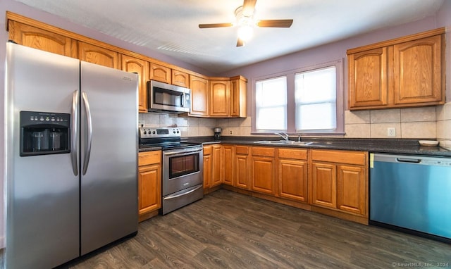 kitchen featuring ceiling fan, sink, stainless steel appliances, dark hardwood / wood-style floors, and decorative backsplash