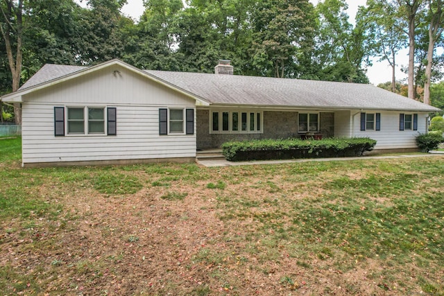 single story home with a front lawn