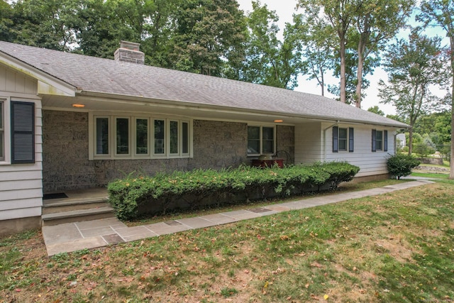 single story home with a front yard