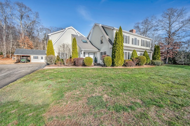 view of front of property featuring a front lawn