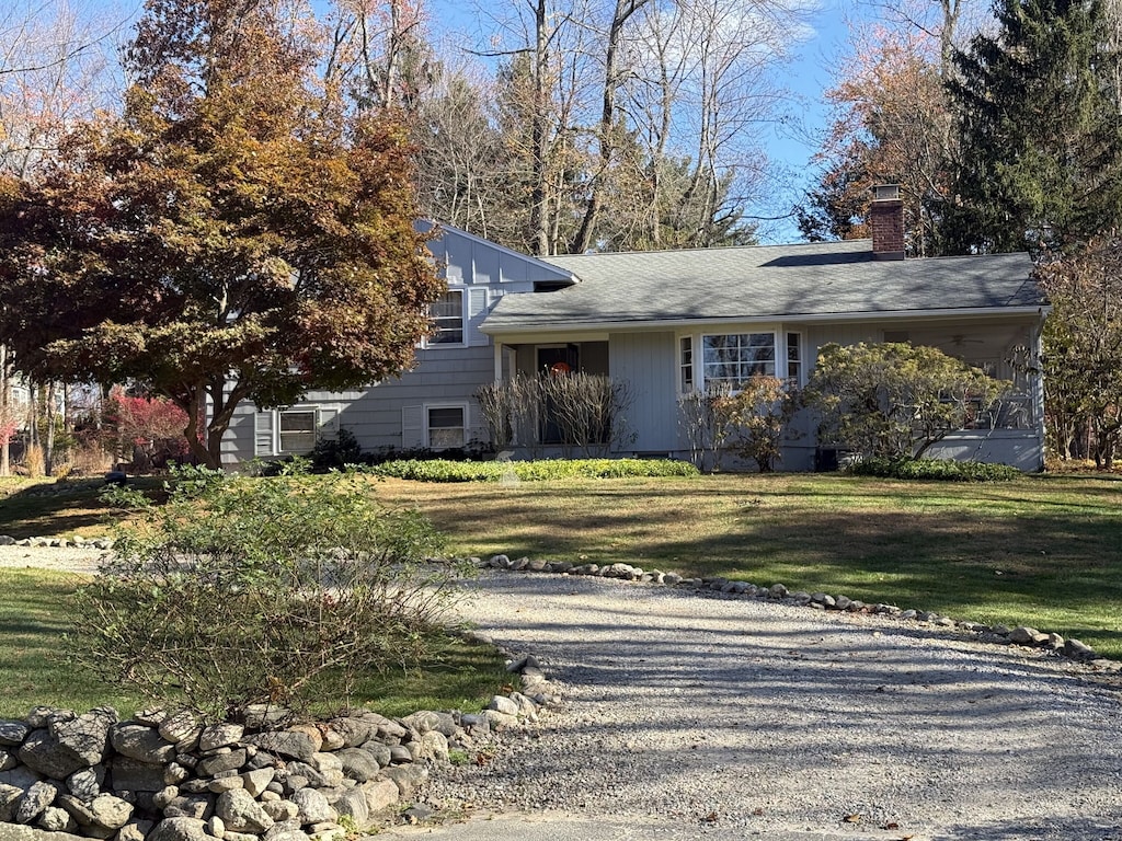 view of front of house featuring a front yard