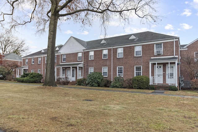 view of front of property with a front yard