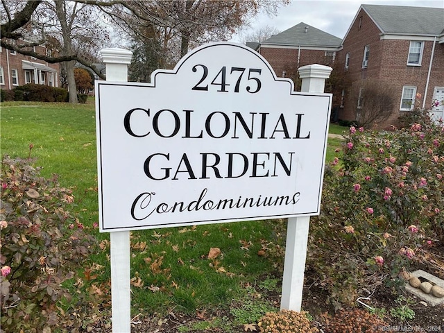 community sign with a lawn