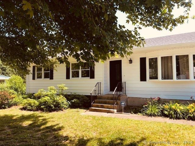 view of front of house with a front lawn