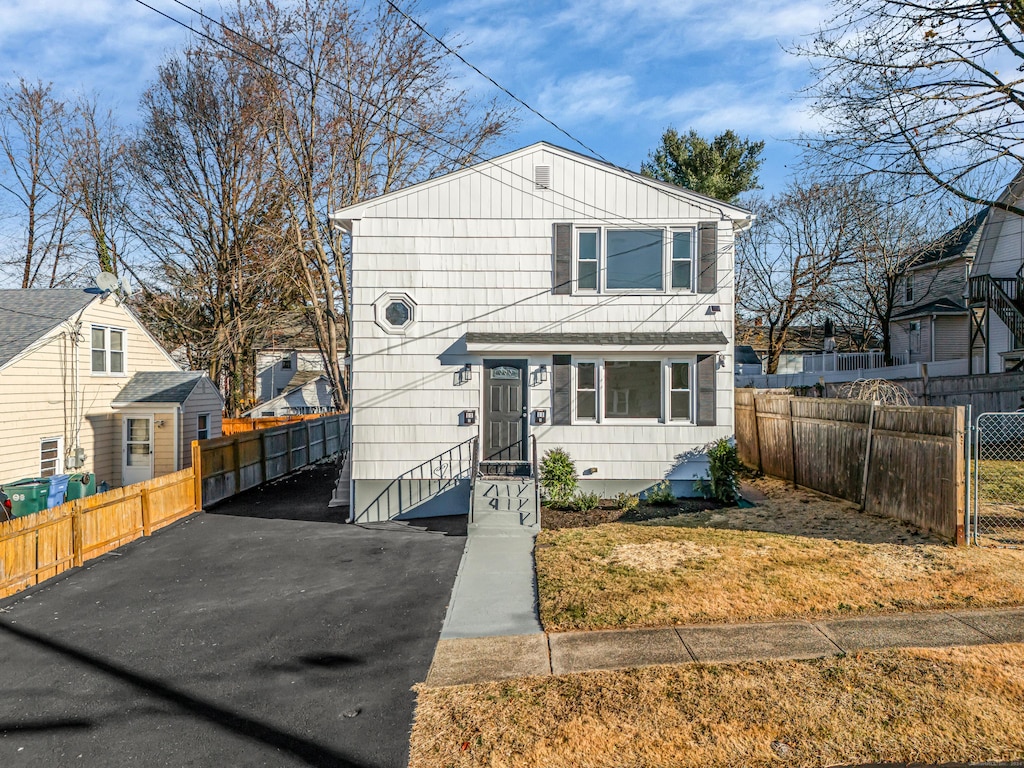 view of front of property