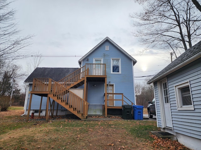 back of house featuring a yard