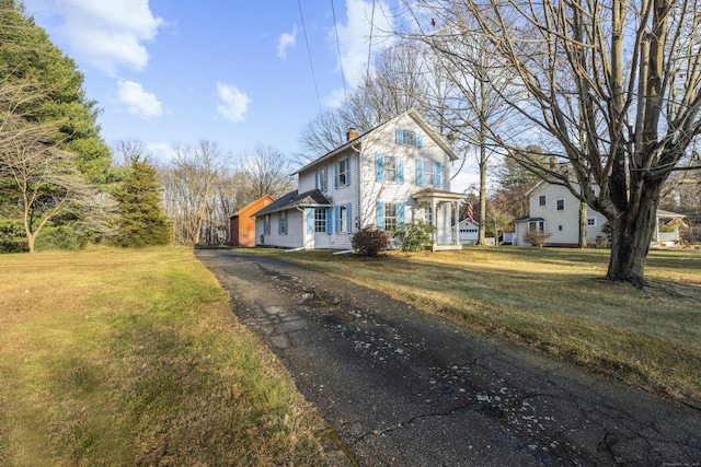 view of front facade featuring a front lawn