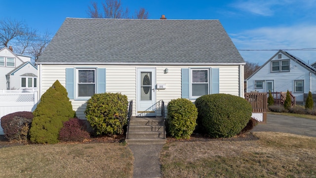 view of front facade featuring a front yard