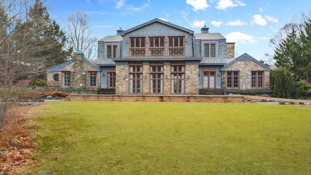 view of front facade with a front lawn