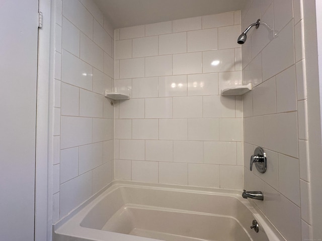 bathroom with tiled shower / bath combo