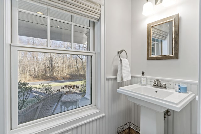 bathroom featuring sink