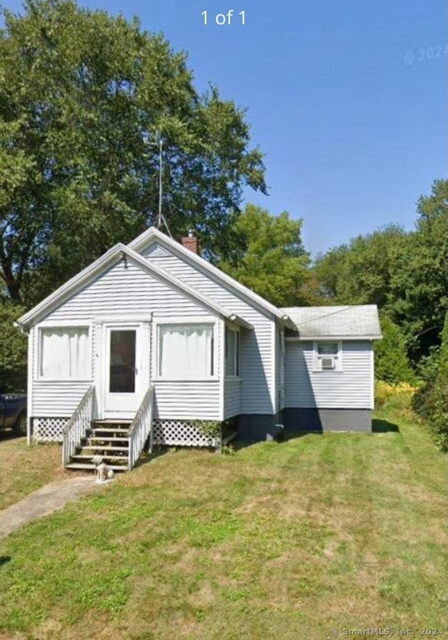 view of front of property featuring a front lawn