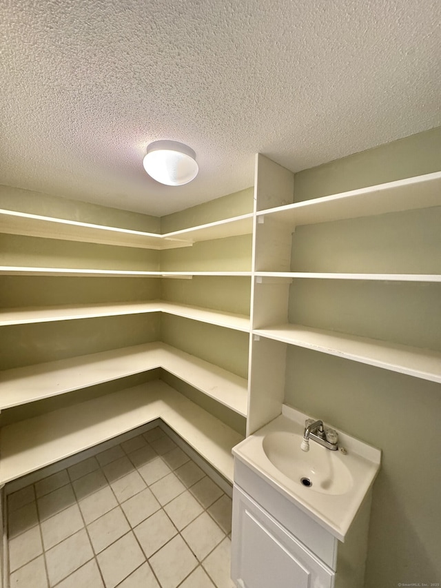795 Prospect Ave Unit B-5, West Hartford, CT 06105 - pantry featuring a sink
