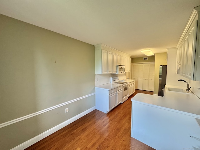795 Prospect Ave Unit B-5, West Hartford, CT 06105 - kitchen featuring white appliances, wood finished floors, a sink, baseboards, and light countertops