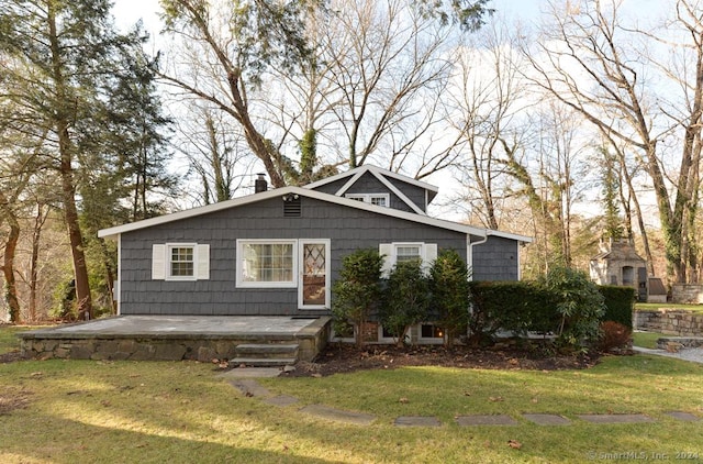 view of front of property featuring a patio and a front yard