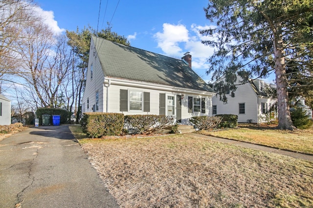 view of front of house featuring a front lawn