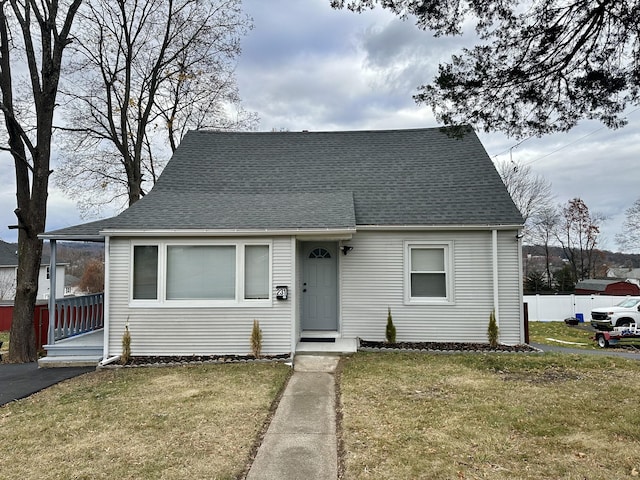 bungalow featuring a front yard