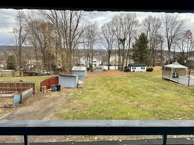 view of yard featuring a storage unit