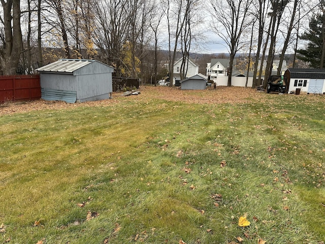 view of yard featuring an outbuilding