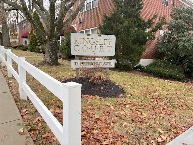 community / neighborhood sign featuring a lawn