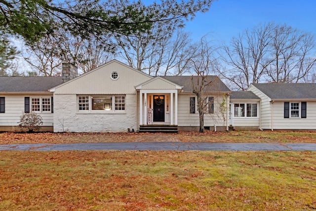 ranch-style house featuring a front lawn