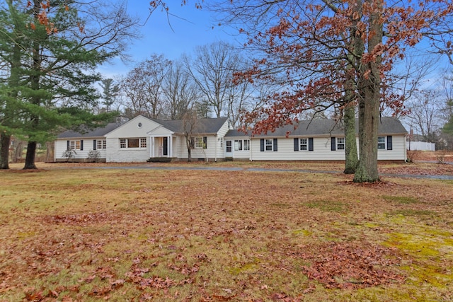 ranch-style home featuring a front lawn