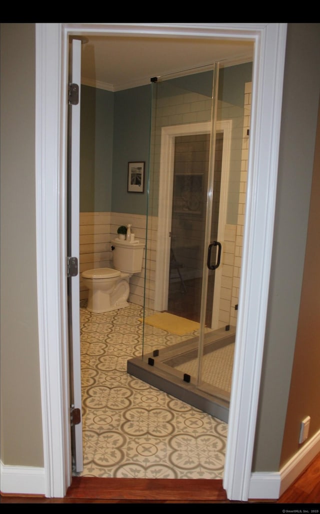 1461 Bunker Hill Rd, Watertown, CT 06795 - bathroom featuring wainscoting, tile walls, toilet, a stall shower, and crown molding