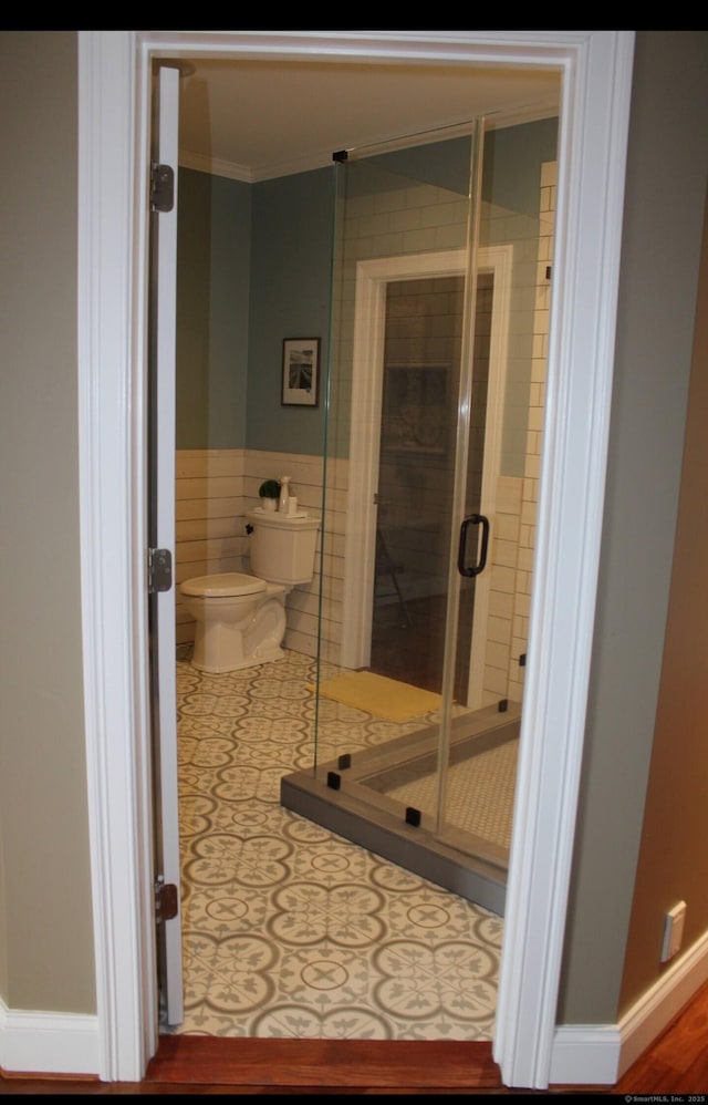 1461 Bunker Hill Rd, Watertown, CT 06795 - full bathroom featuring wainscoting, tile walls, ornamental molding, toilet, and a stall shower