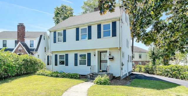 view of front of house featuring a front lawn