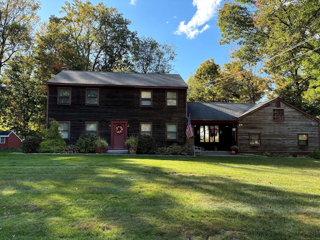 view of front of home featuring a front yard