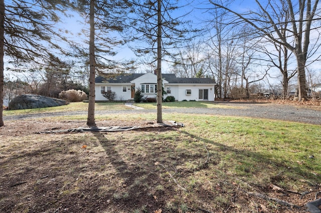 ranch-style home featuring a front lawn