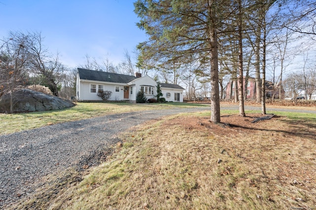 single story home featuring a front lawn