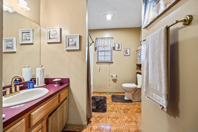 full bath with toilet, a textured ceiling, a shower with shower curtain, baseboards, and vanity