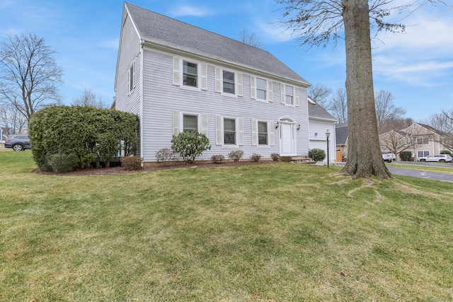 colonial home featuring a front lawn