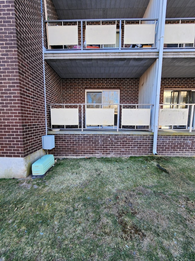 view of side of property featuring a lawn